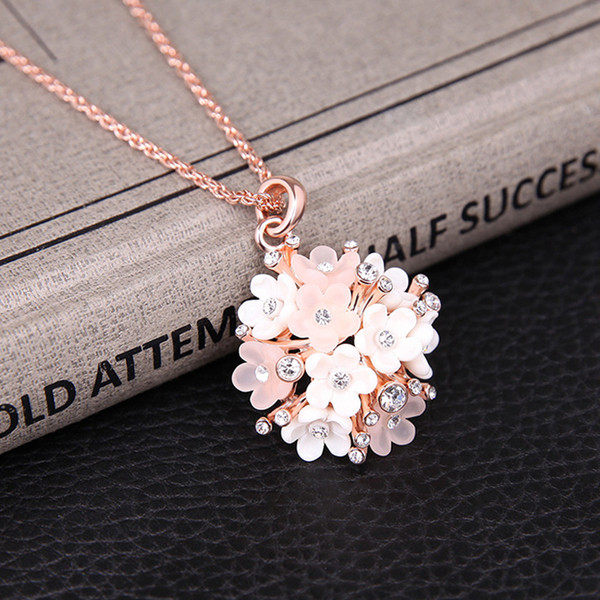 Καθημερινό σετ κολιέ και σκουλαρίκια με διακοσμητικά λουλούδια