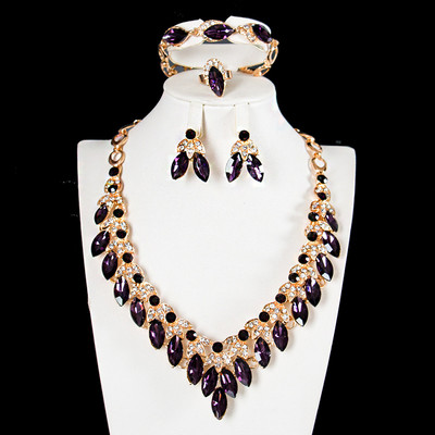 Stiilne naiste komplekt kaelakee-sõrmuskõrvarõngastest ja kivikestega käevõrust