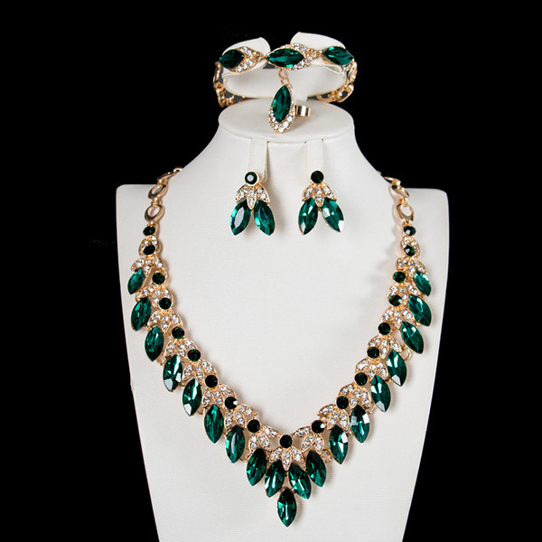 Stiilne naiste komplekt kaelakee-sõrmuskõrvarõngastest ja kivikestega käevõrust