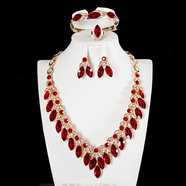 Stiilne naiste komplekt kaelakee-sõrmuskõrvarõngastest ja kivikestega käevõrust