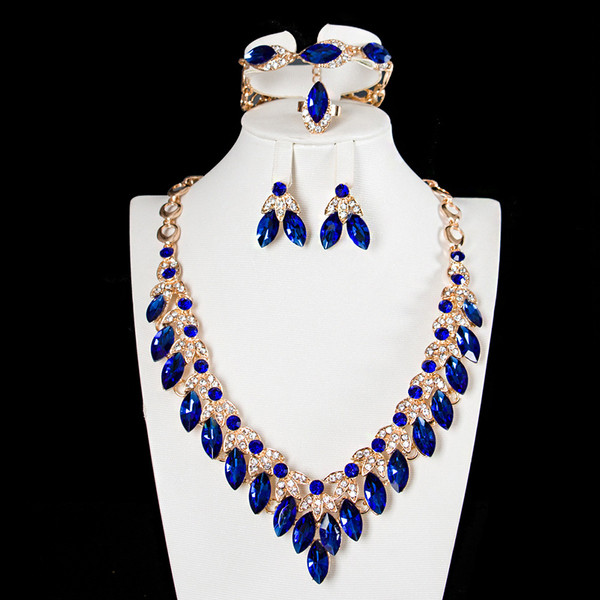 Stiilne naiste komplekt kaelakee-sõrmuskõrvarõngastest ja kivikestega käevõrust