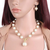 Moodne naiste komplekt lühikestest kõrvarõngastest ja pärlitega kaelakeest