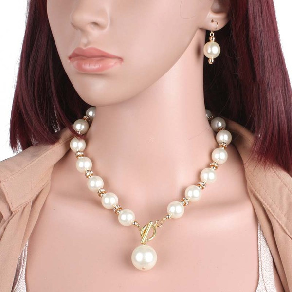 Moodne naiste komplekt lühikestest kõrvarõngastest ja pärlitega kaelakeest