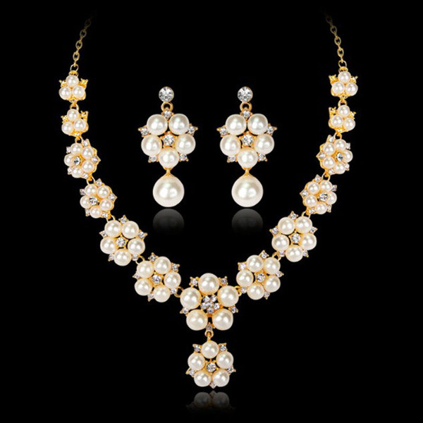 Κομψό σετ κολιέ και κοντά σκουλαρίκια με διακοσμητικά μαργαριτάρια
