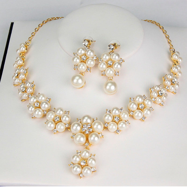 Κομψό σετ κολιέ και κοντά σκουλαρίκια με διακοσμητικά μαργαριτάρια