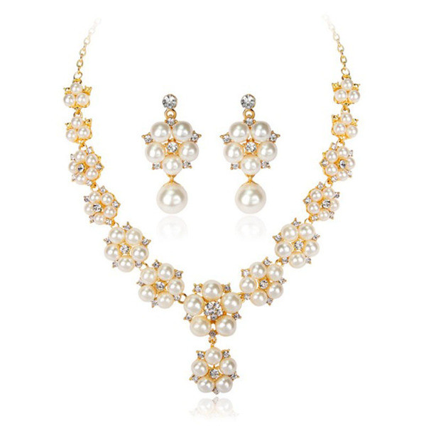 Κομψό σετ κολιέ και κοντά σκουλαρίκια με διακοσμητικά μαργαριτάρια