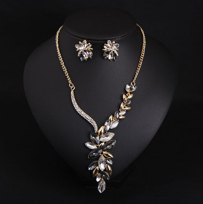 Női korszerű rövid fülbevaló és nyaklánc díszkövekkel