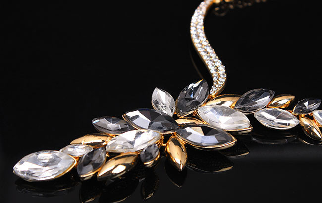 Női korszerű rövid fülbevaló és nyaklánc díszkövekkel