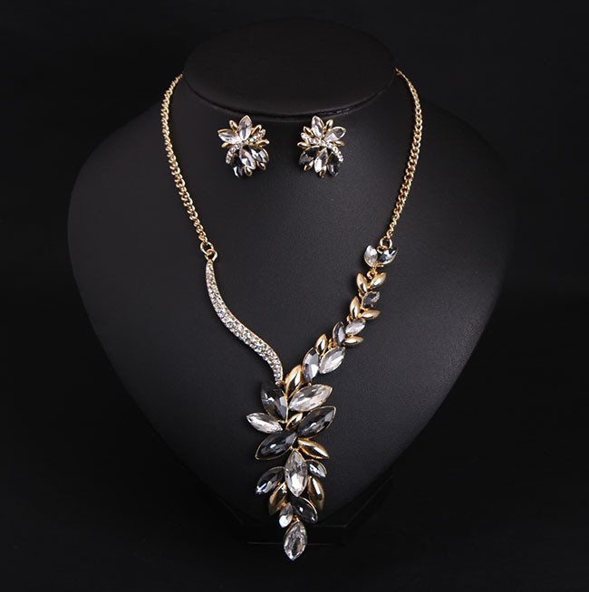 Női korszerű rövid fülbevaló és nyaklánc díszkövekkel