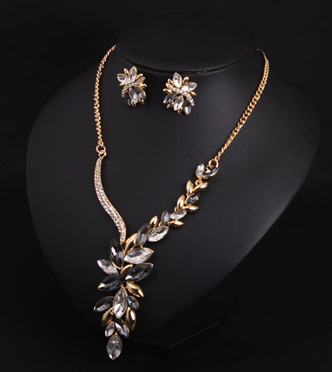 Női korszerű rövid fülbevaló és nyaklánc díszkövekkel