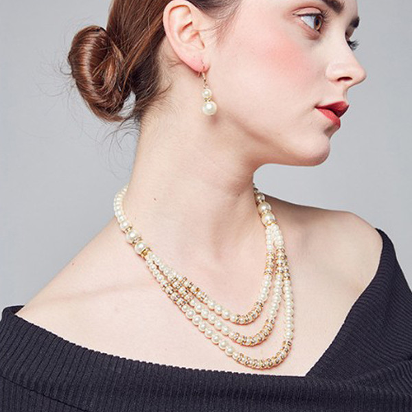 Γυναικείο κομψό σετ κολιέ και σκουλαρίκια με πέρλες