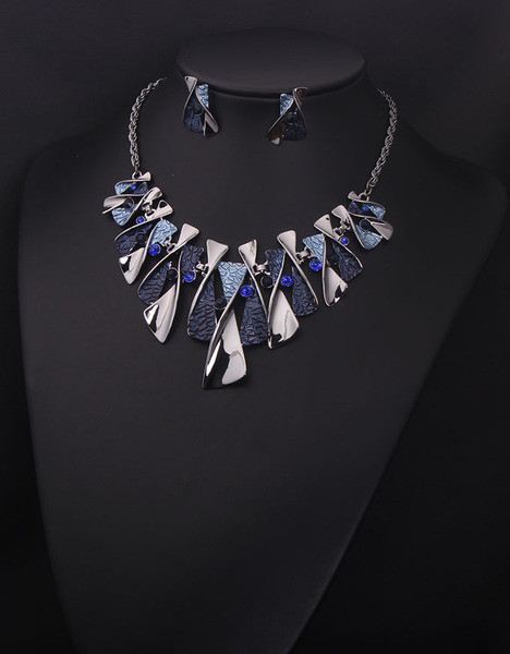 Moodne naiste kõrvarõngaste ja kaelakee komplekt