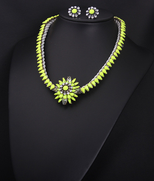 Naiste vabaaja dekoratiivkividega kaelakee ja kõrvarõngaste komplekt