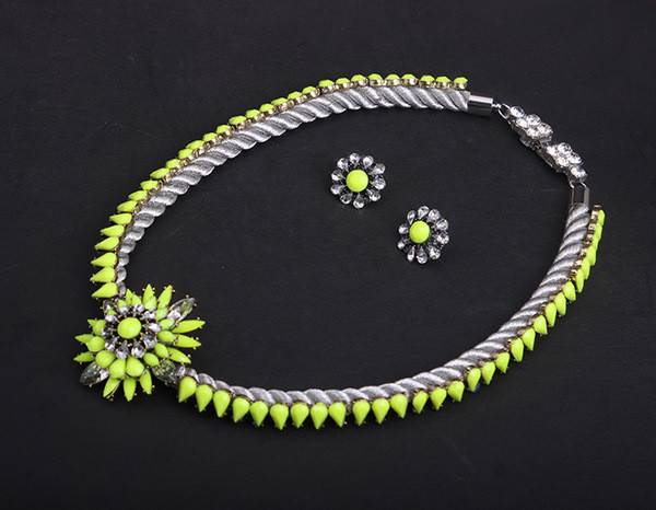 Naiste vabaaja dekoratiivkividega kaelakee ja kõrvarõngaste komplekt