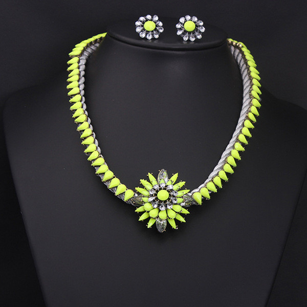 Naiste vabaaja dekoratiivkividega kaelakee ja kõrvarõngaste komplekt