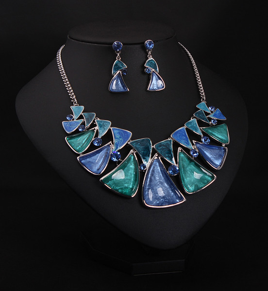 Moodne naiste kõrvarõngaste ja kaelakee komplekt