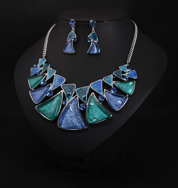 Moodne naiste kõrvarõngaste ja kaelakee komplekt