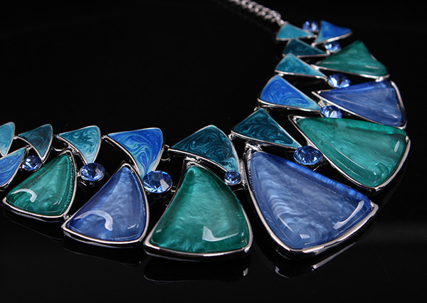 Moodne naiste kõrvarõngaste ja kaelakee komplekt