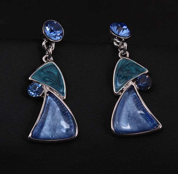 Moodne naiste kõrvarõngaste ja kaelakee komplekt