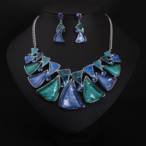 Moodne naiste kõrvarõngaste ja kaelakee komplekt