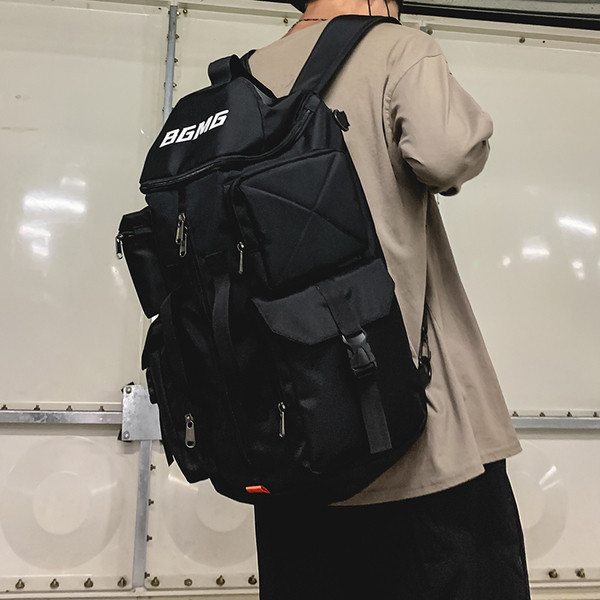 Férfi sport hátizsák zsebekkel és felirattal