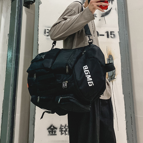 Férfi sport hátizsák zsebekkel és felirattal