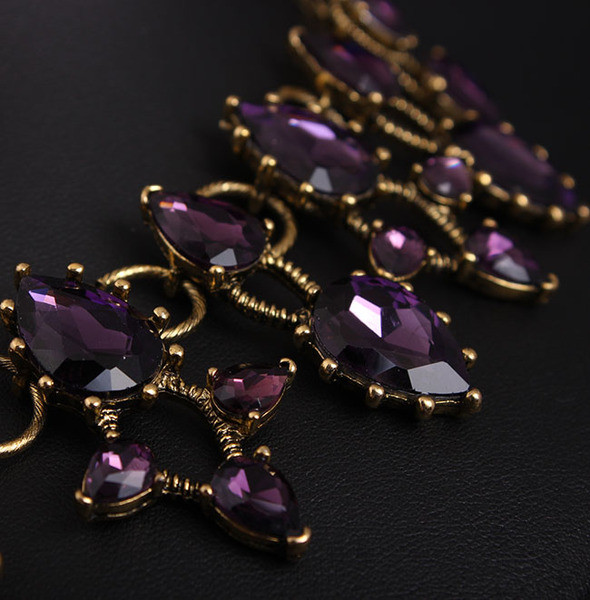 Naiste stiilne dekoratiivkividega kaelakee ja kõrvarõngaste komplekt