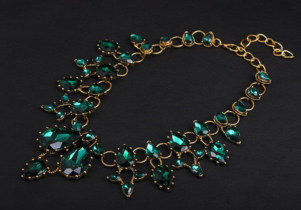 Naiste stiilne dekoratiivkividega kaelakee ja kõrvarõngaste komplekt