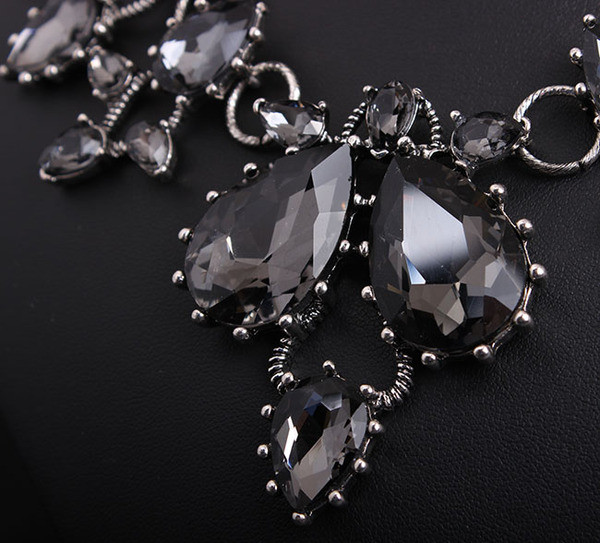 Naiste stiilne dekoratiivkividega kaelakee ja kõrvarõngaste komplekt