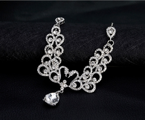 Stílusos női kövekkel díszített nyaklánc és fülbevaló szett