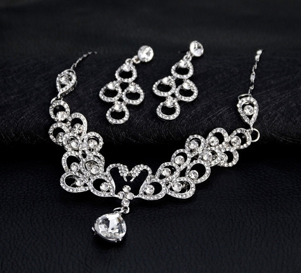 Stílusos női kövekkel díszített nyaklánc és fülbevaló szett