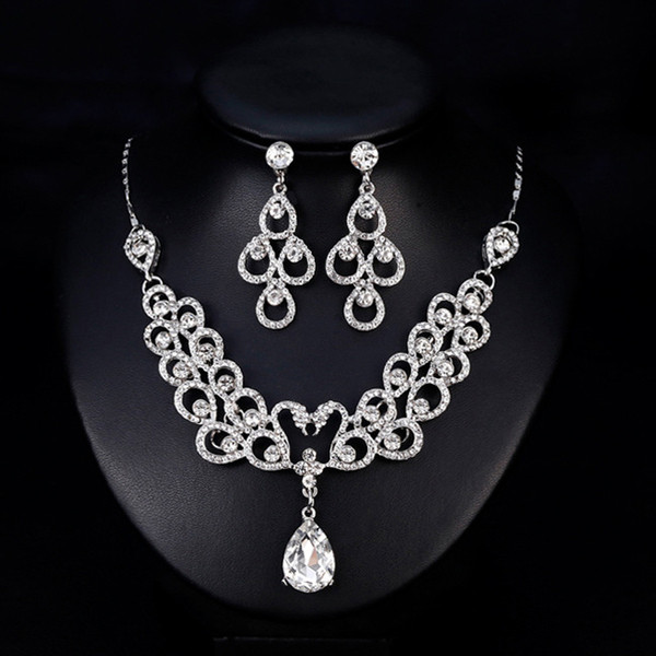 Stílusos női kövekkel díszített nyaklánc és fülbevaló szett