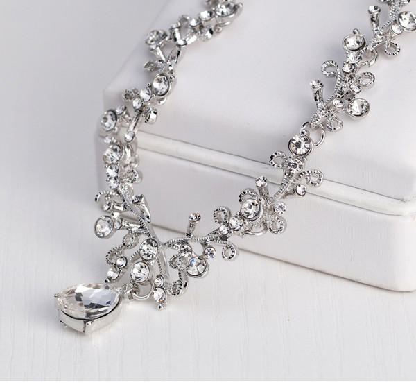 Stílusos női nyaklánc és hosszú fülbevaló szett díszkövekkel