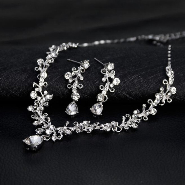 Stílusos női nyaklánc és hosszú fülbevaló szett díszkövekkel