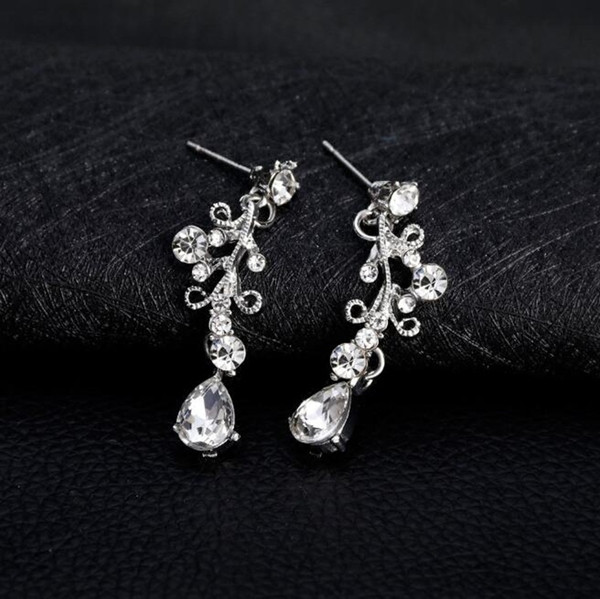 Stílusos női nyaklánc és hosszú fülbevaló szett díszkövekkel