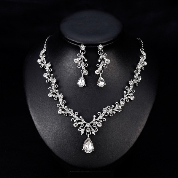 Stílusos női nyaklánc és hosszú fülbevaló szett díszkövekkel