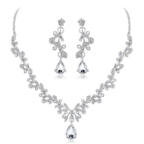 Stílusos női nyaklánc és hosszú fülbevaló szett díszkövekkel