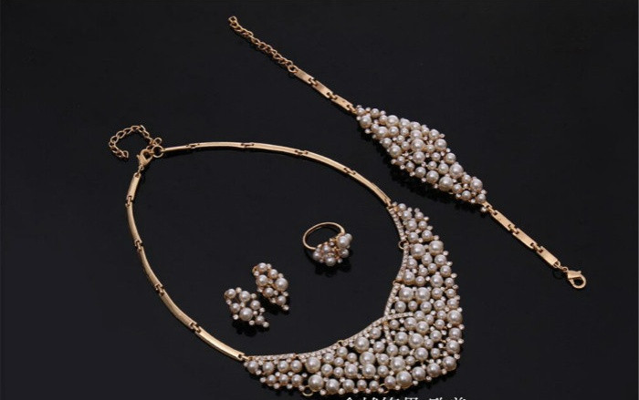 Stílusos nyaklánc karkötő gyűrű és fülbevaló dekoratív gyöngyökkel