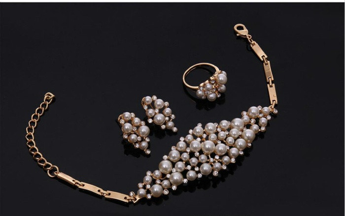 Stílusos nyaklánc karkötő gyűrű és fülbevaló dekoratív gyöngyökkel