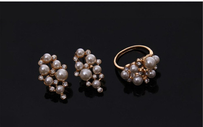 Stílusos nyaklánc karkötő gyűrű és fülbevaló dekoratív gyöngyökkel