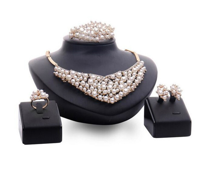 Stílusos nyaklánc karkötő gyűrű és fülbevaló dekoratív gyöngyökkel