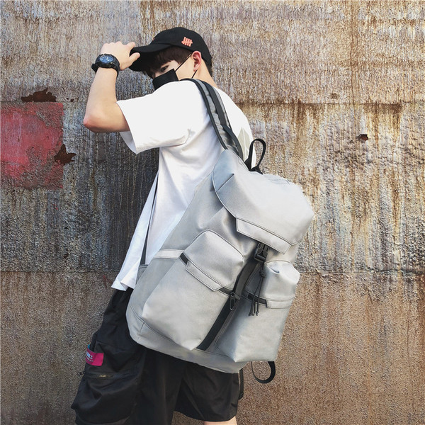 Mindennapi férfi hátizsák zsebbel és textil pántokkal