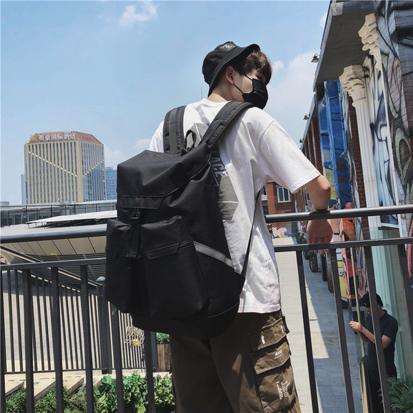 Mindennapi férfi hátizsák zsebbel és textil pántokkal