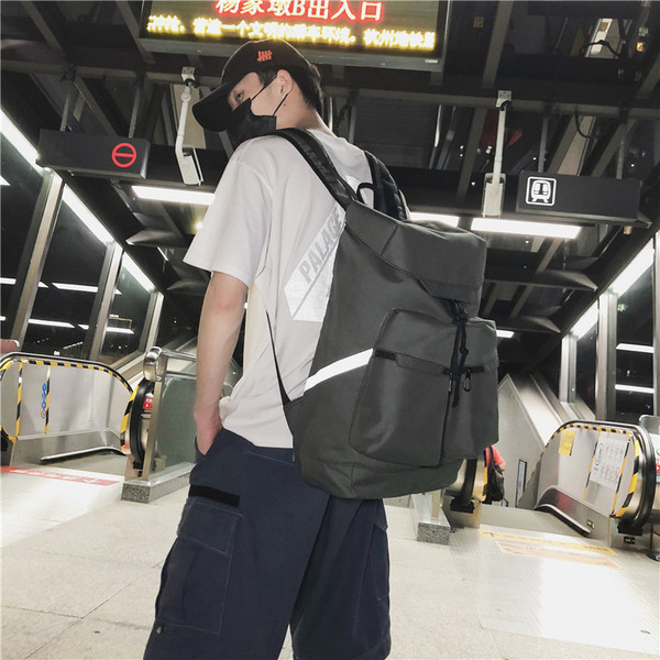 Mindennapi férfi hátizsák zsebbel és textil pántokkal