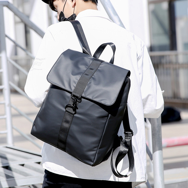 Μοντέρνο ανδρικό σακίδιο με κούμπωμα