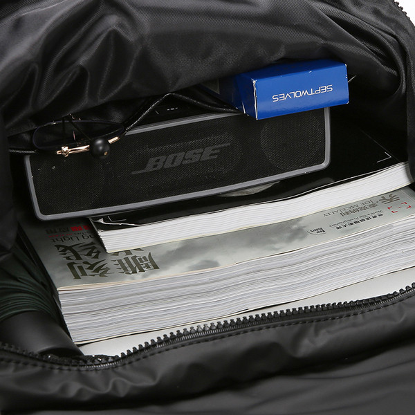 Μοντέρνο ανδρικό σακίδιο με κούμπωμα