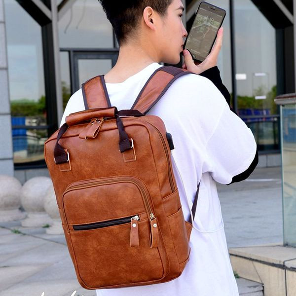 Moodne meeste nahast seljakott taskute ja lukuga