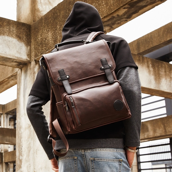 Férfi bőr hátizsák csattal
