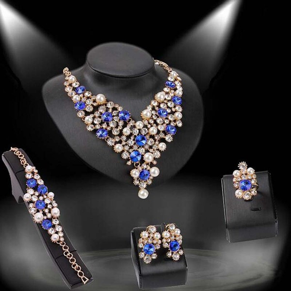 Μοντέρνο γυναικείο σετ κολιέ με βραχιόλι και δαχτυλίδι με διακοσμητικές πέτρες