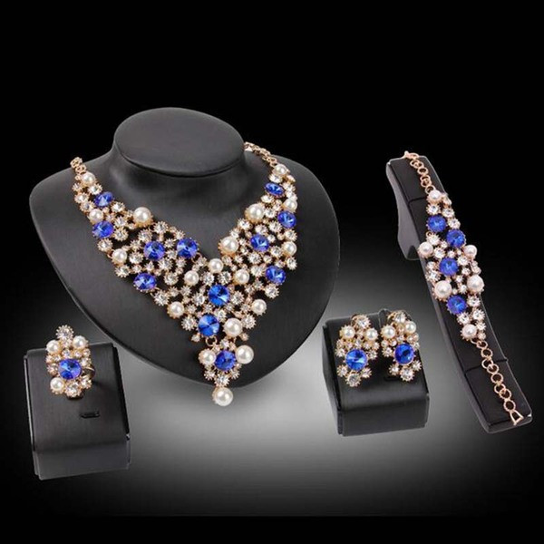 Μοντέρνο γυναικείο σετ κολιέ με βραχιόλι και δαχτυλίδι με διακοσμητικές πέτρες